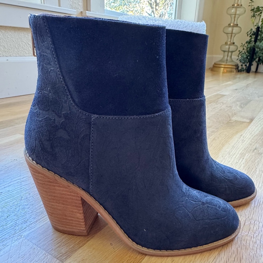 Anthropologie Navy Blue Ankle Boots Embossed Flower Suede Size 6 NWOB